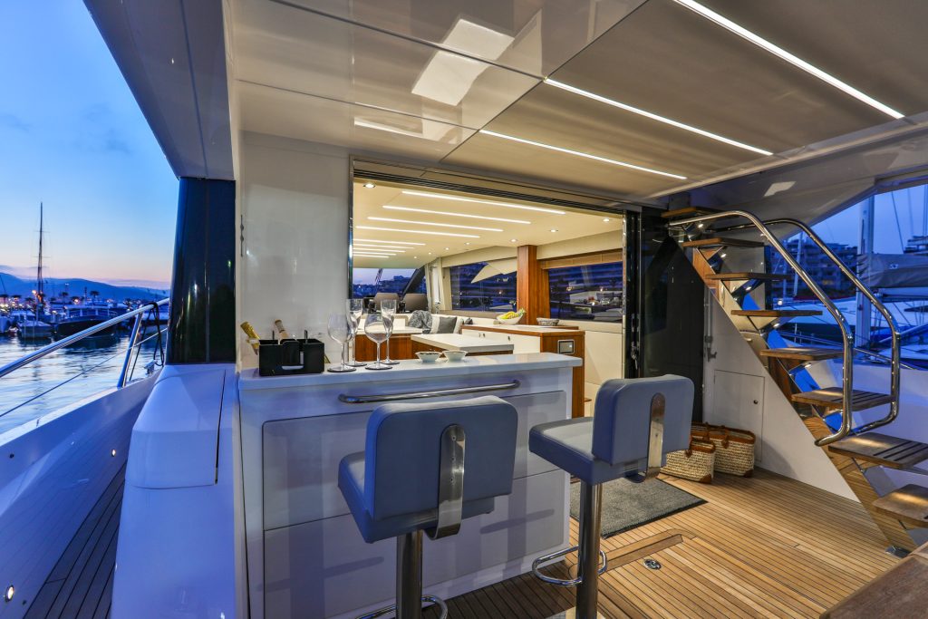 Bar Main Deck 2SunMarine Copy Right