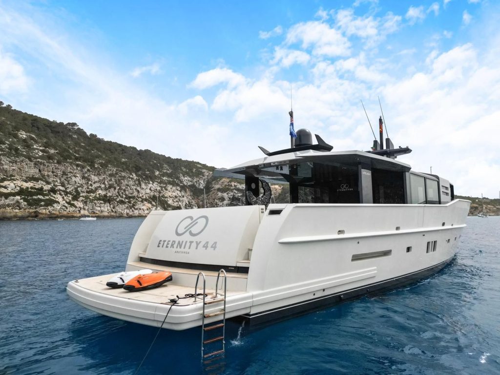 Arcadia 85 Charter Ibiza Amoyachts 12